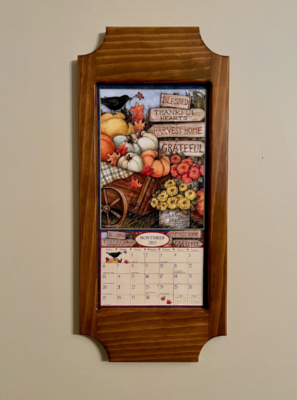 Kalender dinding dengan bingkai kayu alami